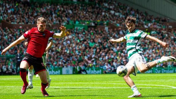 Celtic Seals Scottish Premiership Defence with Thrilling Win and Trophy Celebration